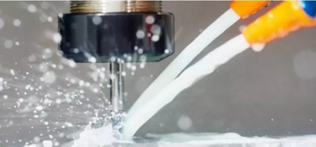 （圖：切削液使用場(chǎng)景）